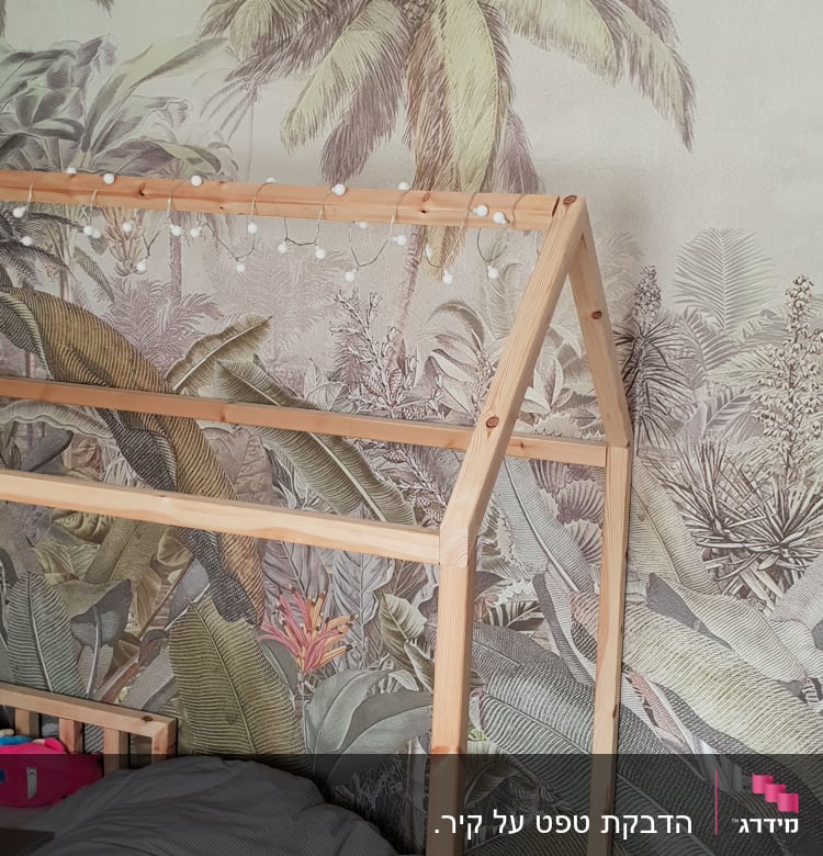 טפט עם הדפס של עלי דקל ועצים טרופיים